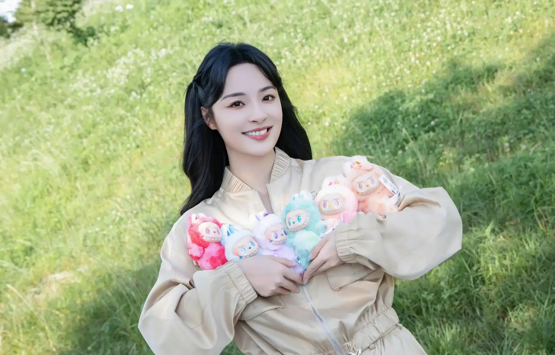 李莎旻子晒夏日随拍照 手捧labubu少女感满满