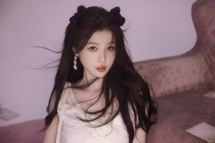 虞书欣手捧鲜花 一袭白裙童话感满满