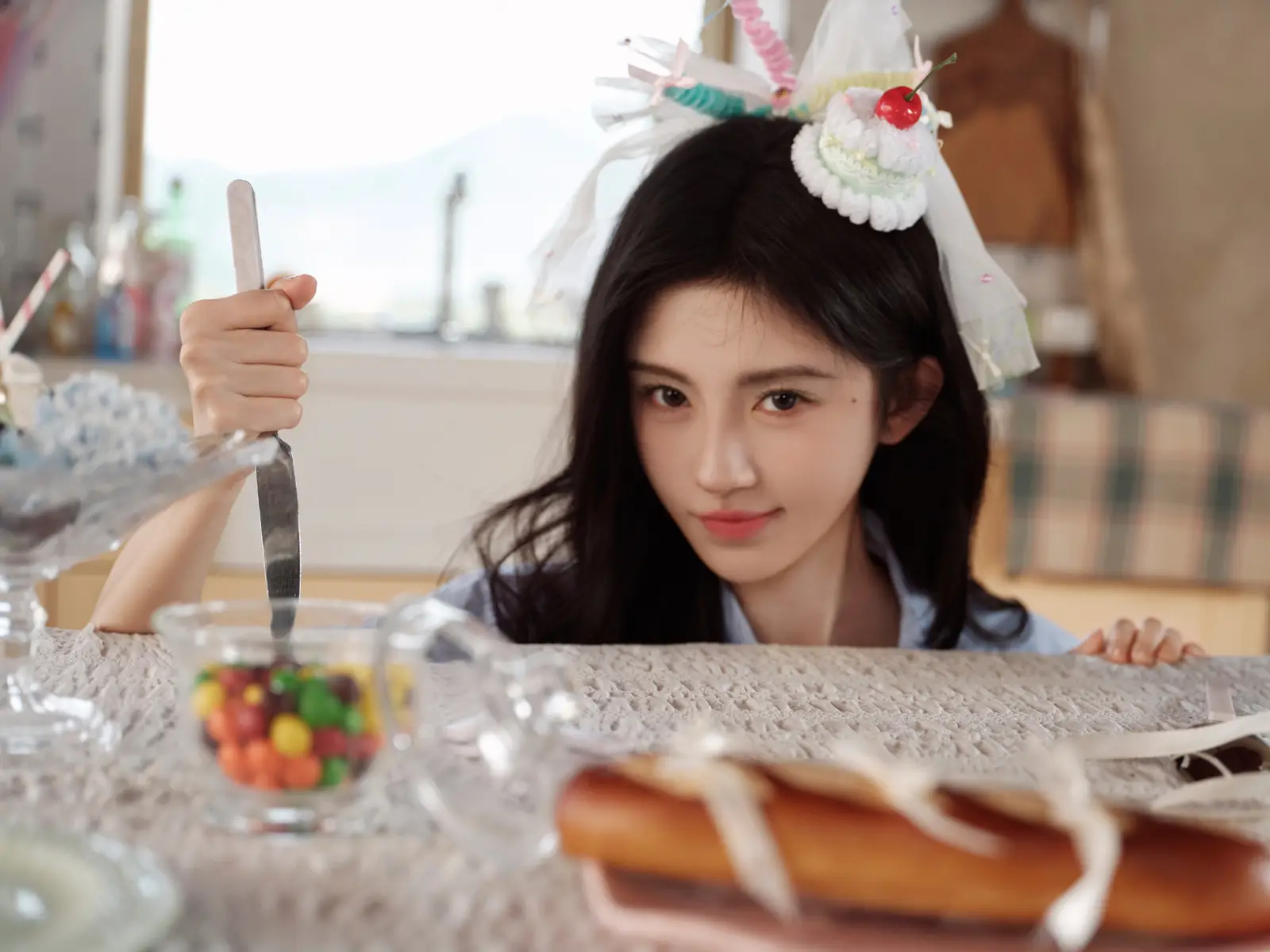 鞠婧祎化身蛋糕少女可爱甜美！穿浅蓝格子裙清新靓丽