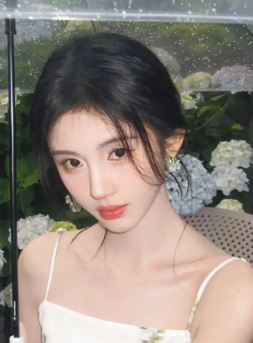 鞠婧祎雨天撑伞娇俏可爱 大眼圆圆灵动活泼