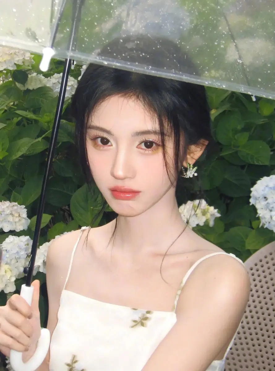 鞠婧祎雨天撑伞娇俏可爱 大眼圆圆灵动活泼