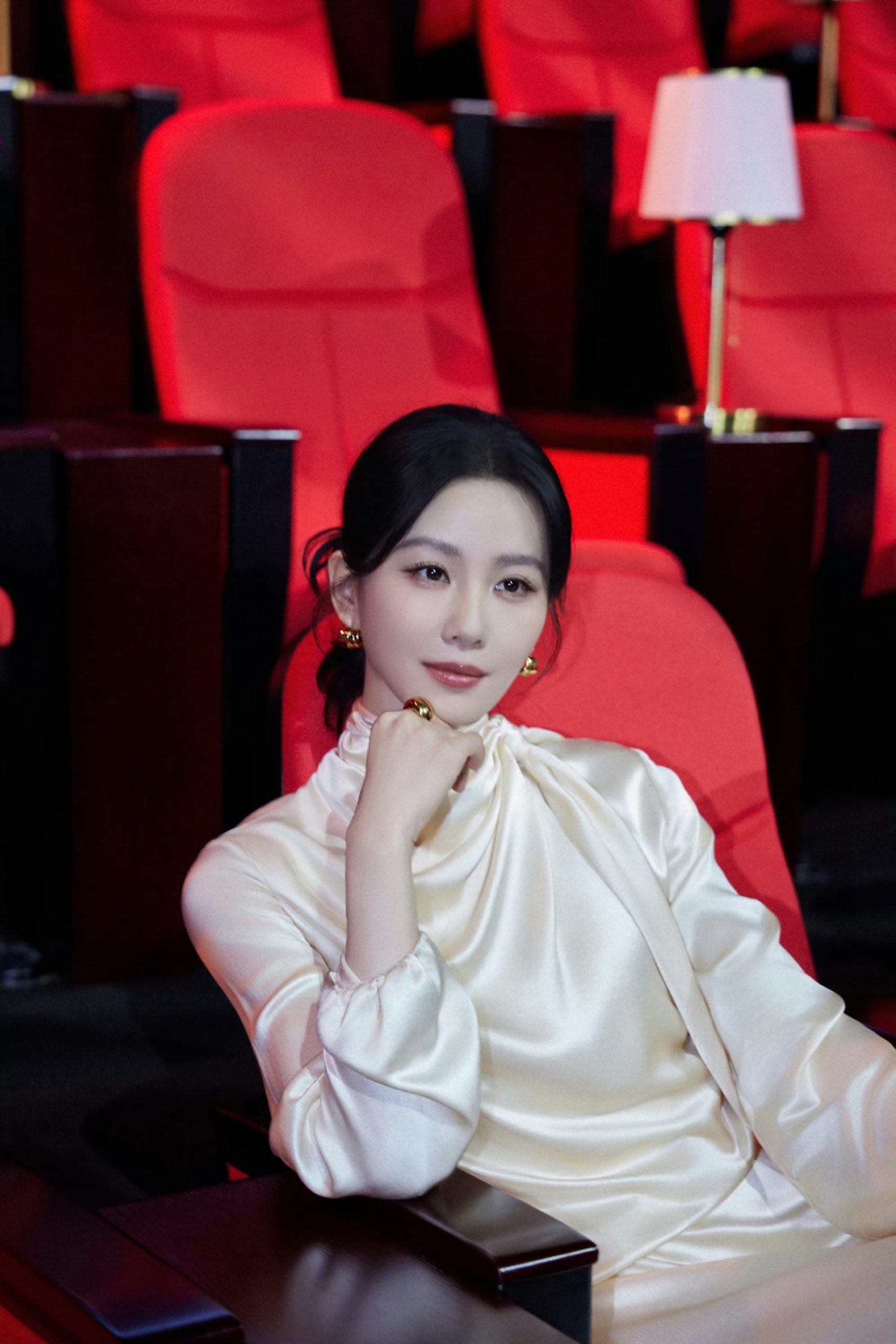 刘诗诗穿绸缎长裙宛如天鹅 单手托腮显典雅