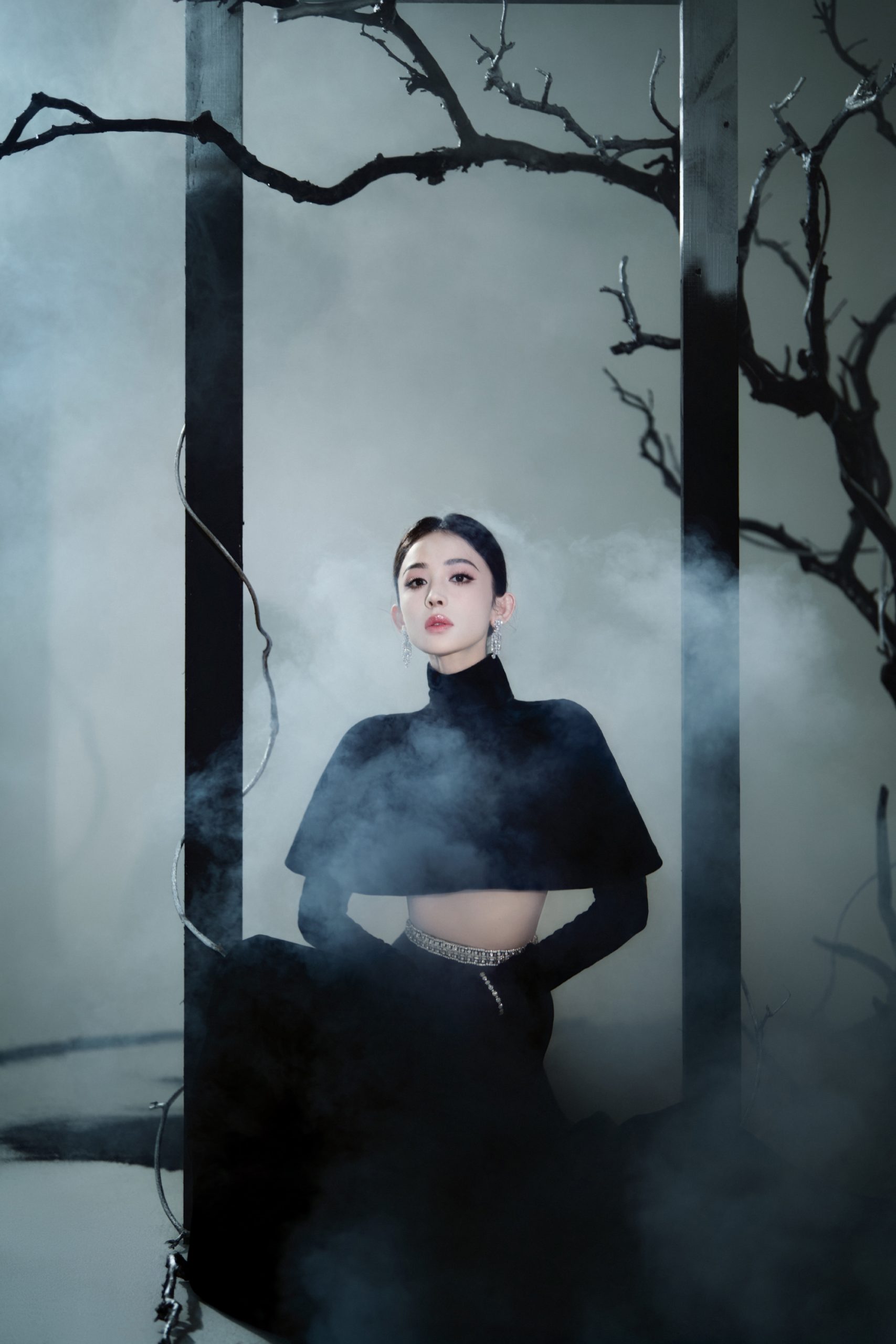 娜扎穿黑色露背 纤细腰肢不盈一握身材好