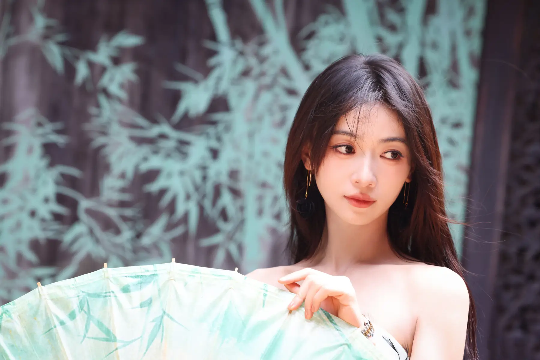 吴谨言夏日撑伞清冷美艳 露白皙美背身材曲线玲珑好诱惑