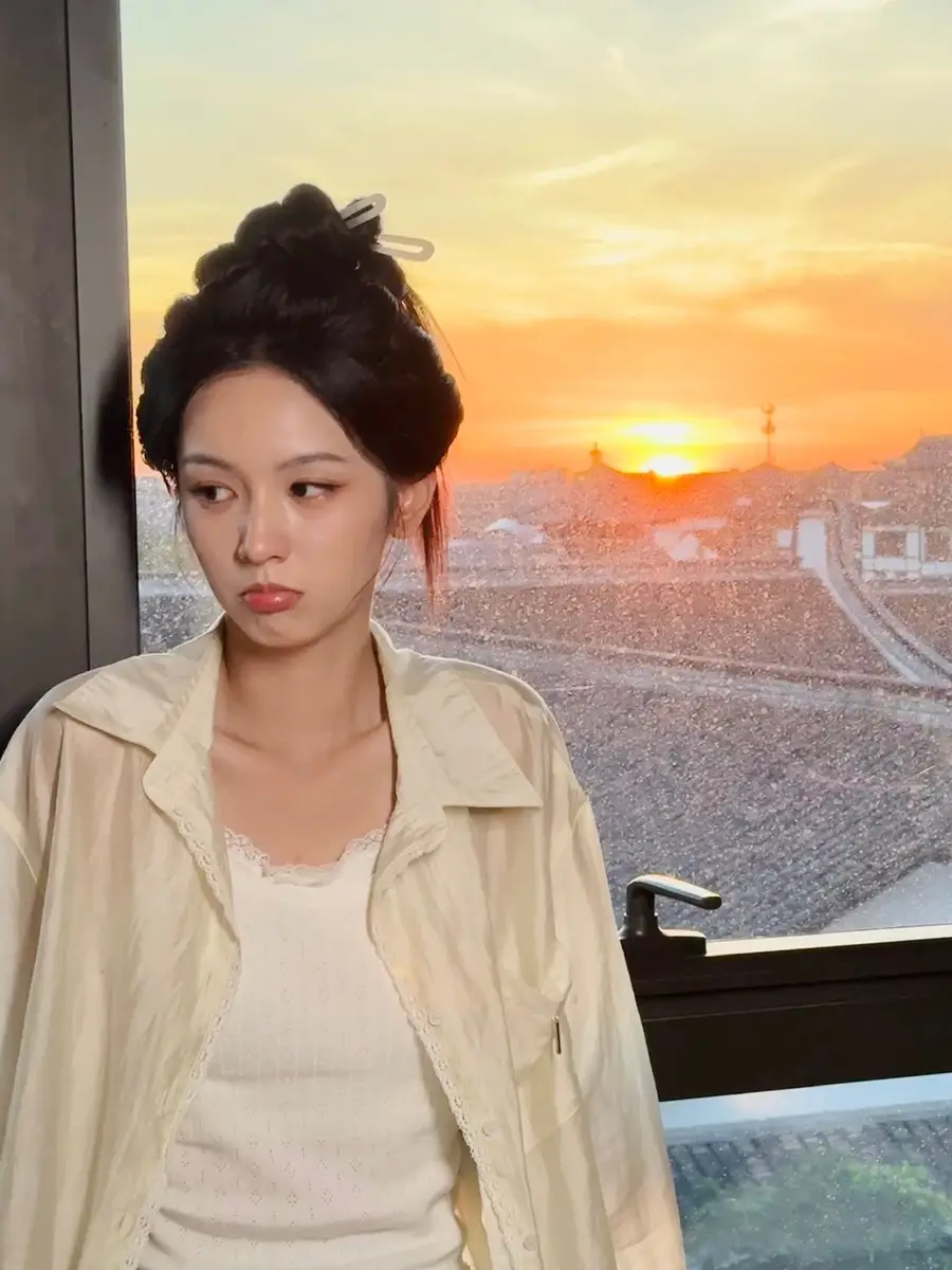 周也晒夕阳美照画面唯美动人！抱着黛丝玩偶好可爱