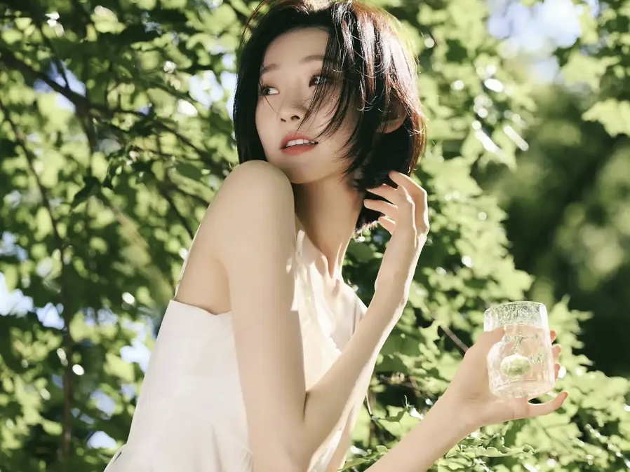 张艺凡短发造型清爽利落 眉眼弯弯甜美清纯