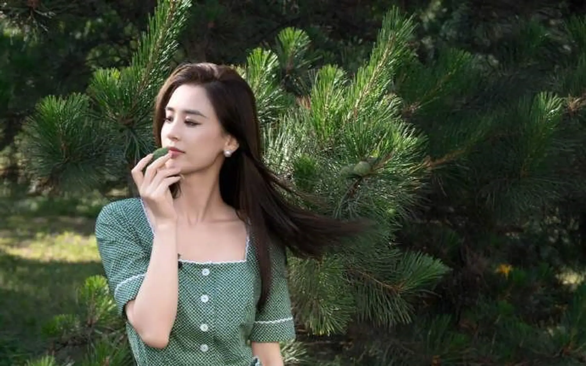 黄圣依绿色波点连衣裙复古森系 头戴鲜花高贵优雅