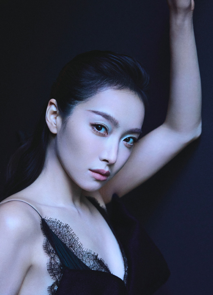 宋茜黑色V领吊带群暗黑女王气场全开