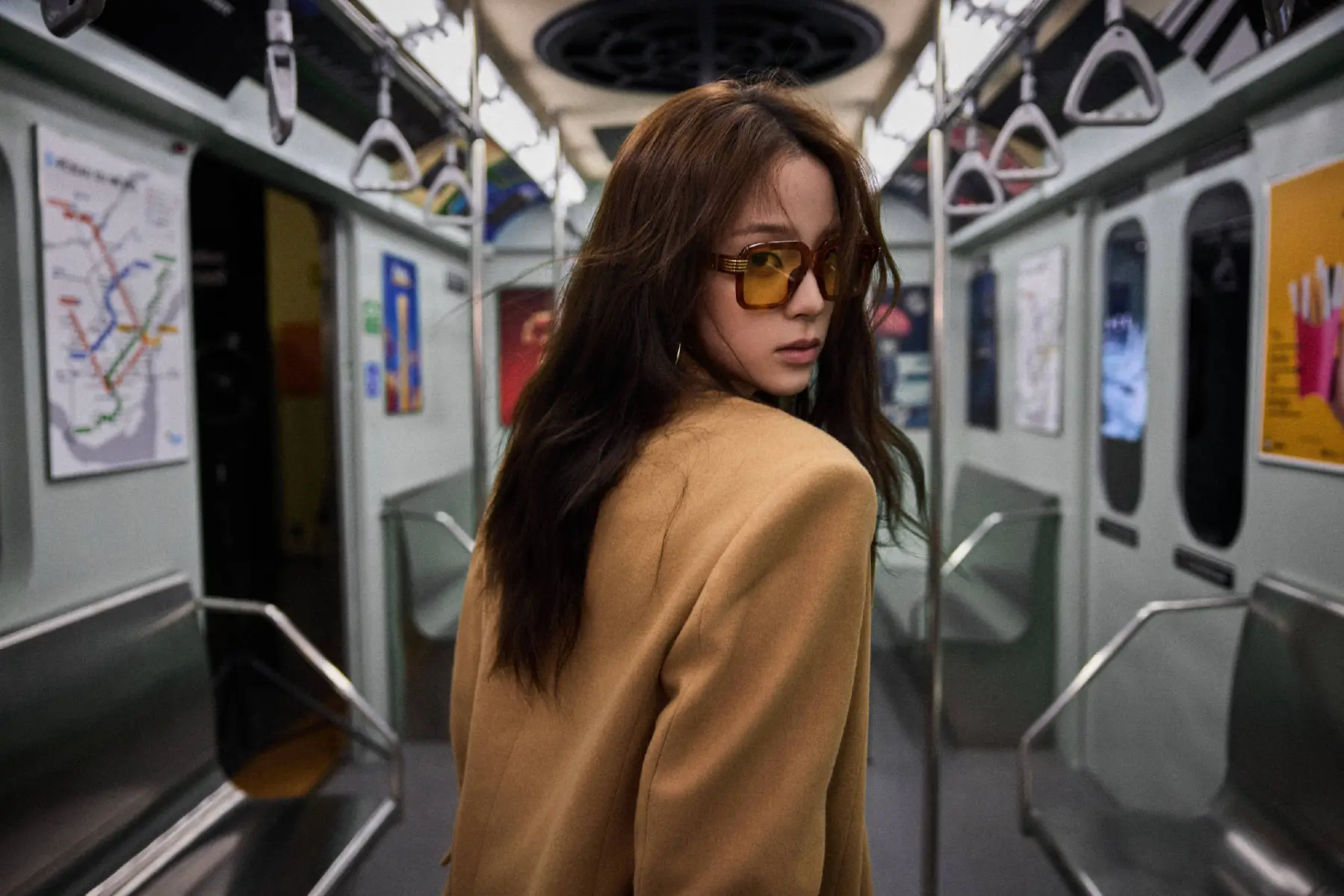 欧阳娜娜拍摄地铁写真大片！秒变时尚女超模魅力十足