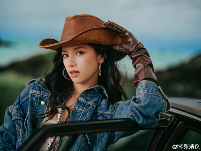 张婧仪牛仔套装搭配长靴皮手套 帅气又潇洒