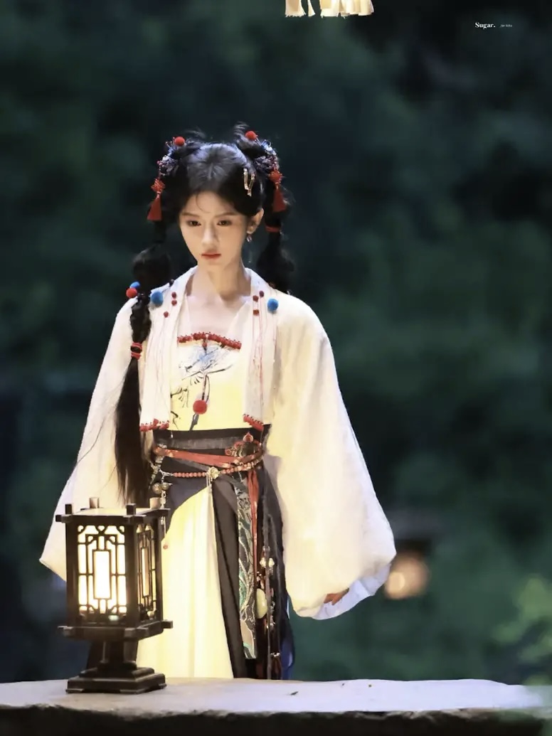 鞠婧祎扎麻花辫青春靓丽 莞尔一笑楚楚动人