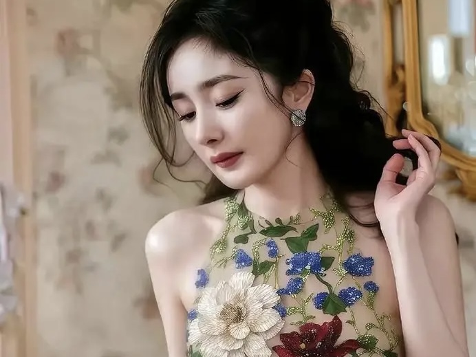 杨幂穿繁花短裙，少女气息十足