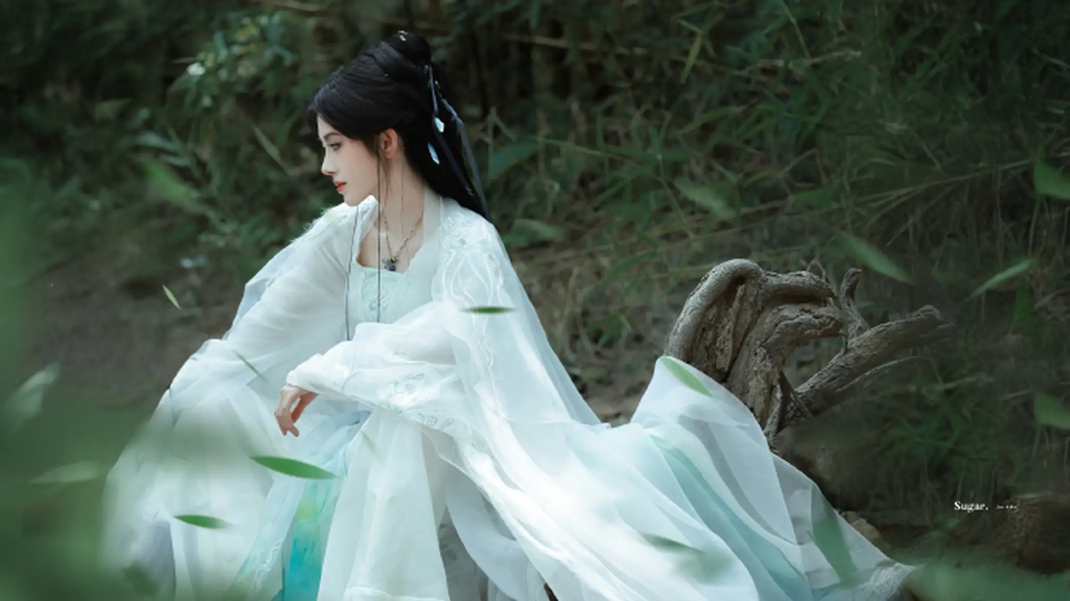 鞠婧祎竹林白衣造型路透 气质清冷眼神超有戏
