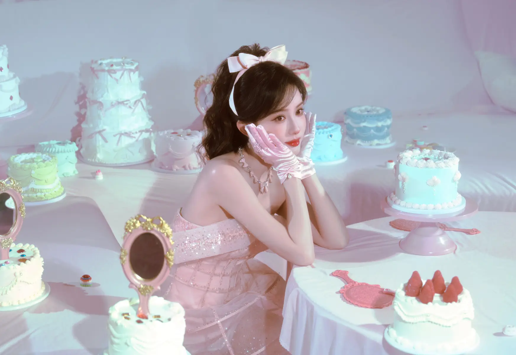 孟子义穿粉色抹胸裙闪闪发光！秒变芭比公主梦幻甜美
