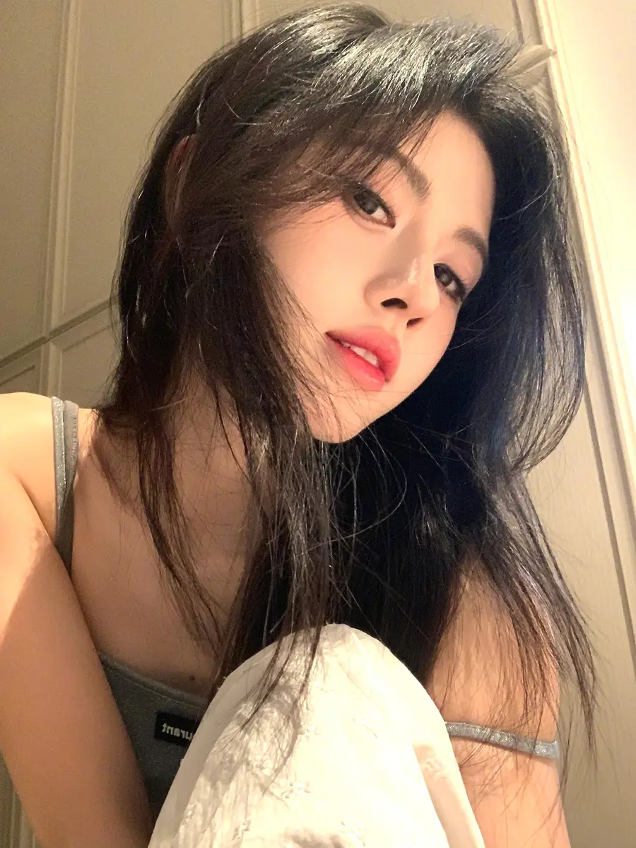 鞠婧祎穿吊带身材纤细锁骨吸睛 单手托腮对镜甜笑又纯又欲
