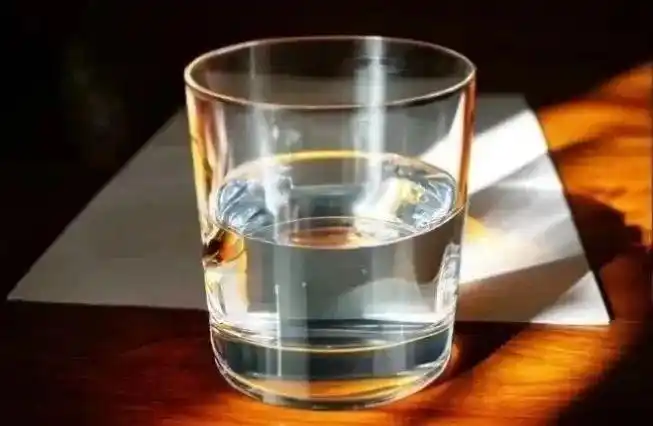 为什么医生总让多喝水？能改善多种健康问题，好处远超预期