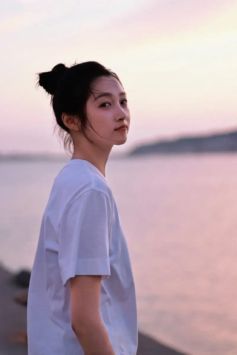 关晓彤海边吹风状态放松！面朝大海开心呐喊心情舒畅
