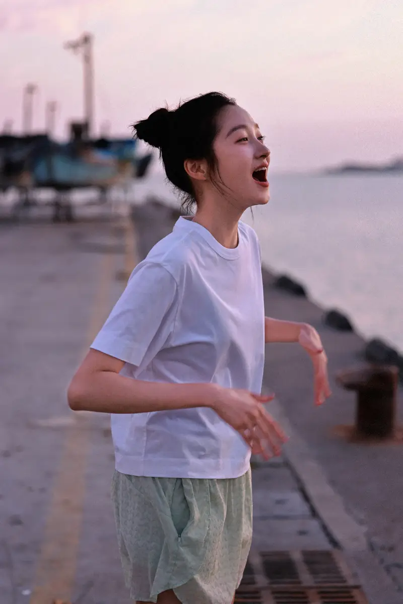 关晓彤海边吹风状态放松！面朝大海开心呐喊心情舒畅