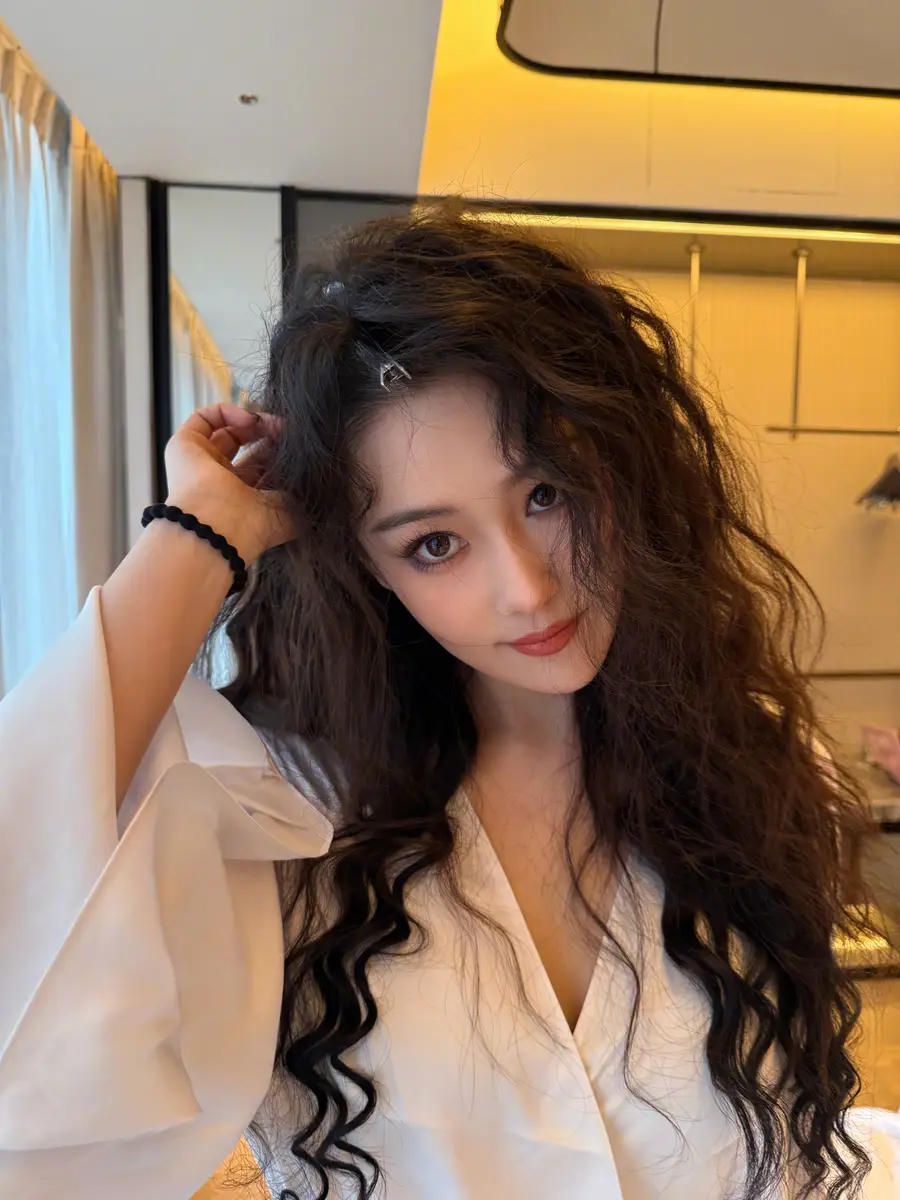 张馨予晒羊毛卷造型慵懒妩媚 发量超多令人羡慕