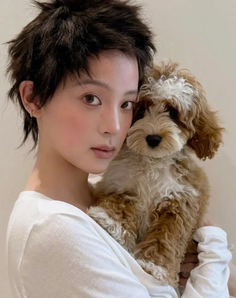 欧阳娜娜晒短发造型照干练酷飒！秒变帅气假小子