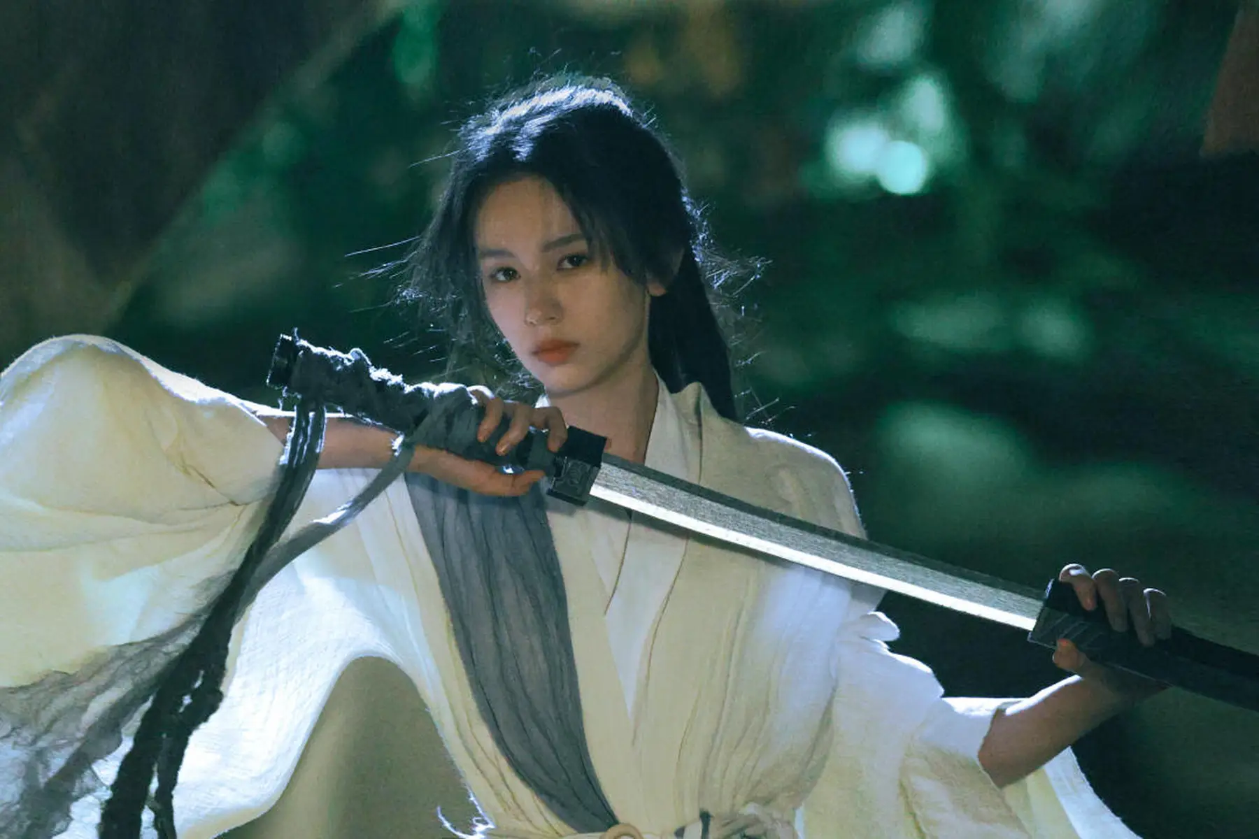 周也穿白色古装清冷矜贵 手挽剑花眼神凌厉风情万种