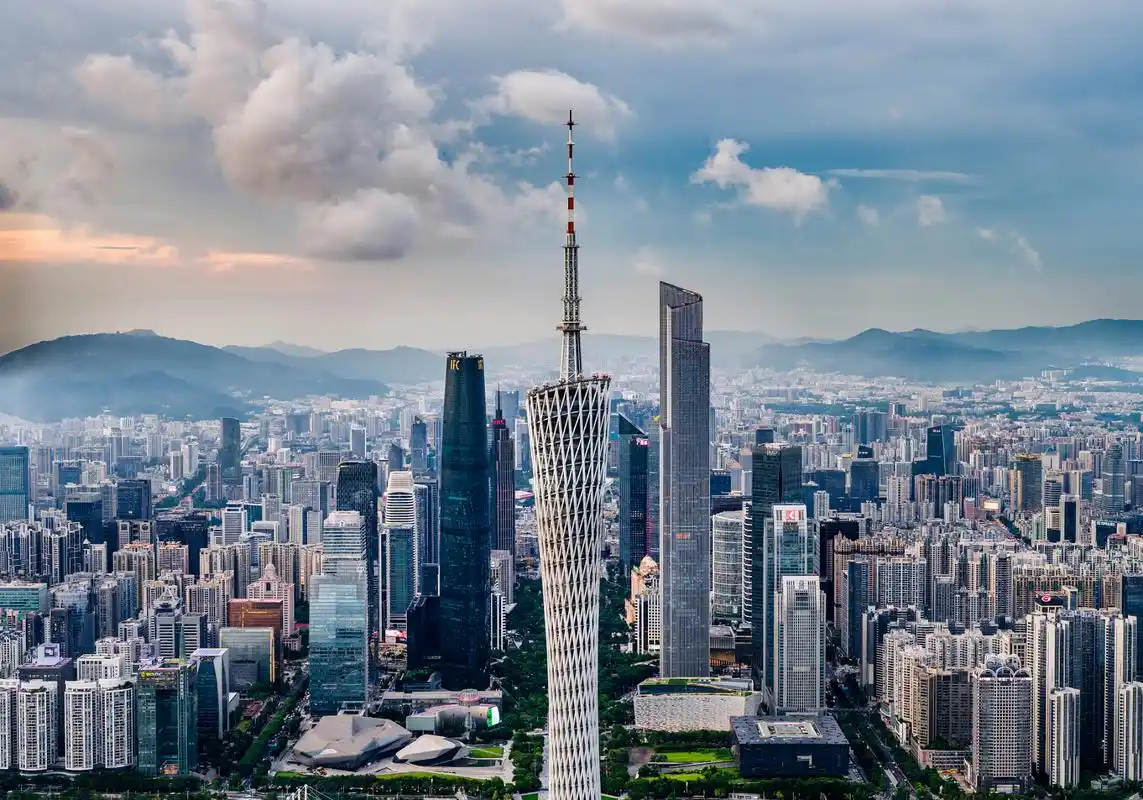 2000年至2023年广州常住人口总增量888.5万人