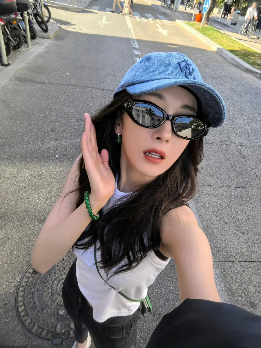 杨幂比耶对镜怼脸自拍 双眼灵动又美又萌