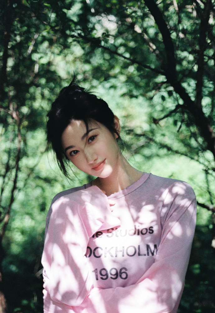 景甜像森林里的甜美少女！笑容明媚眼神灵动