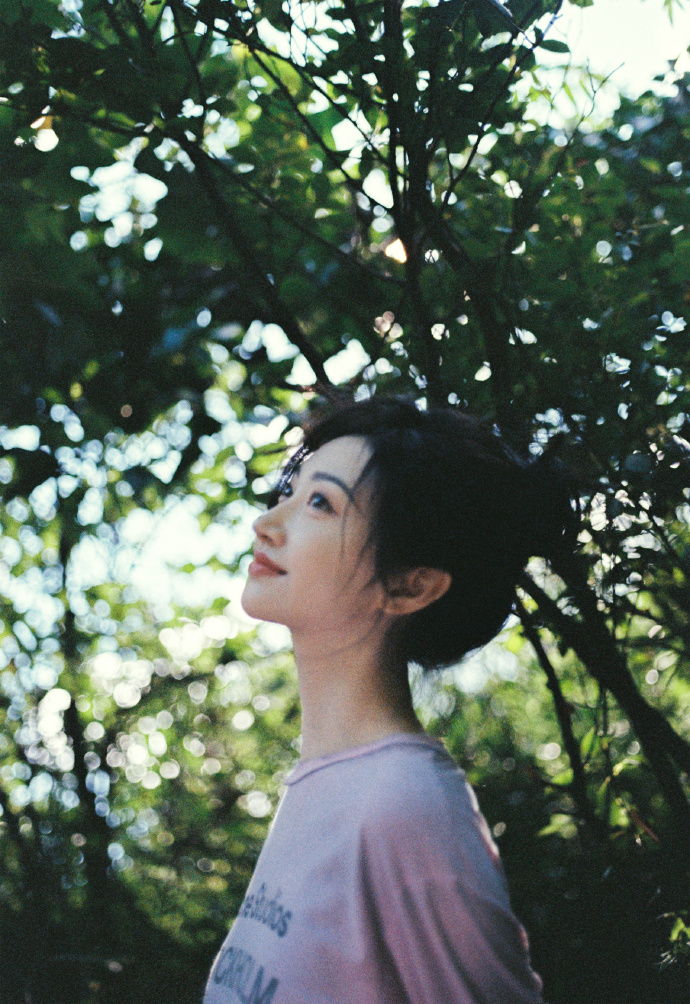 景甜像森林里的甜美少女！笑容明媚眼神灵动