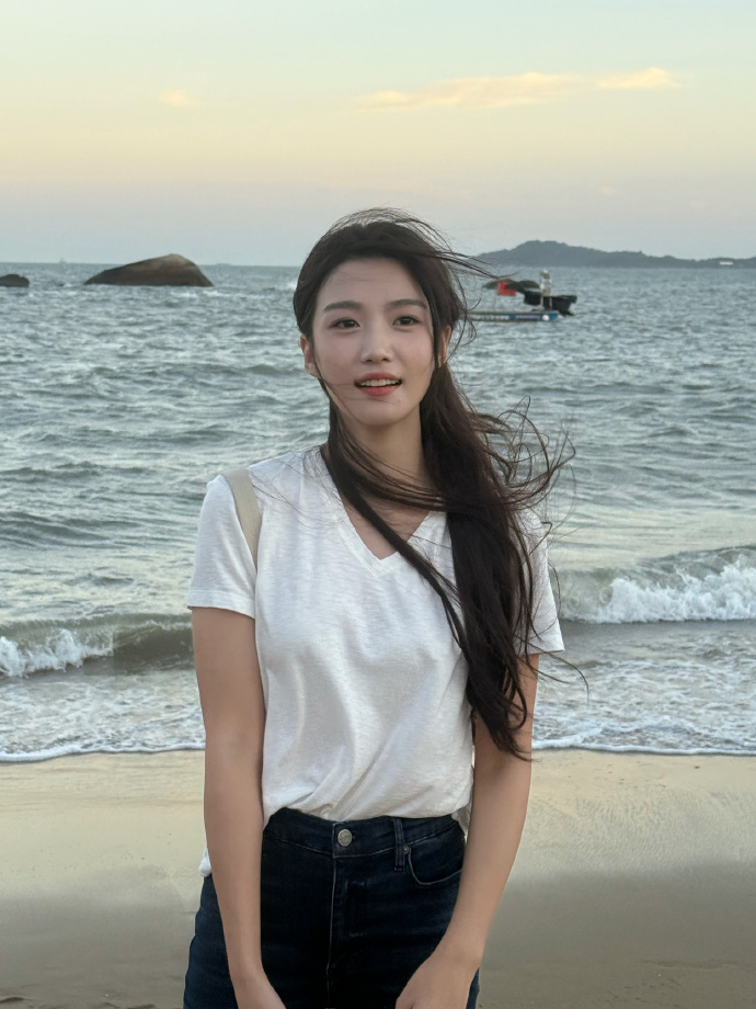 卢昱晓在海边度假状态松弛 清丽可人