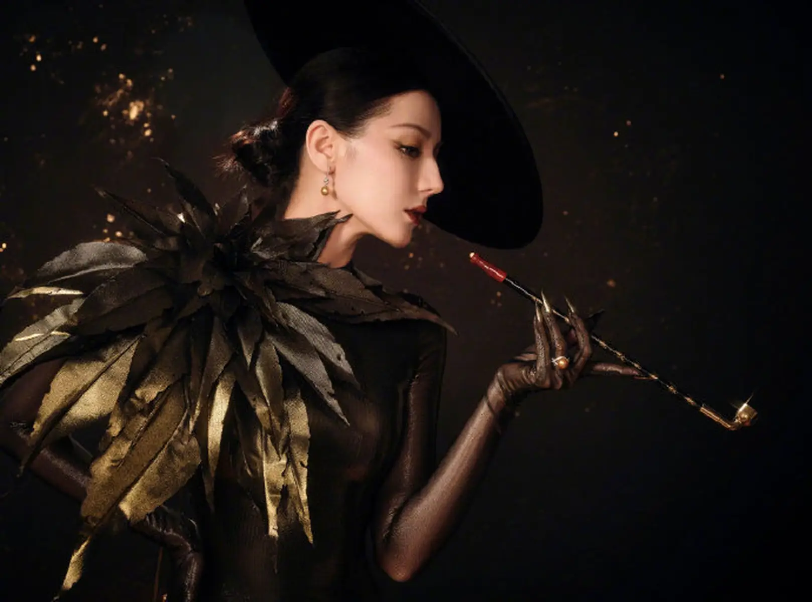 迪丽热巴宛如美神雕塑 穿黑金战袍气场超强