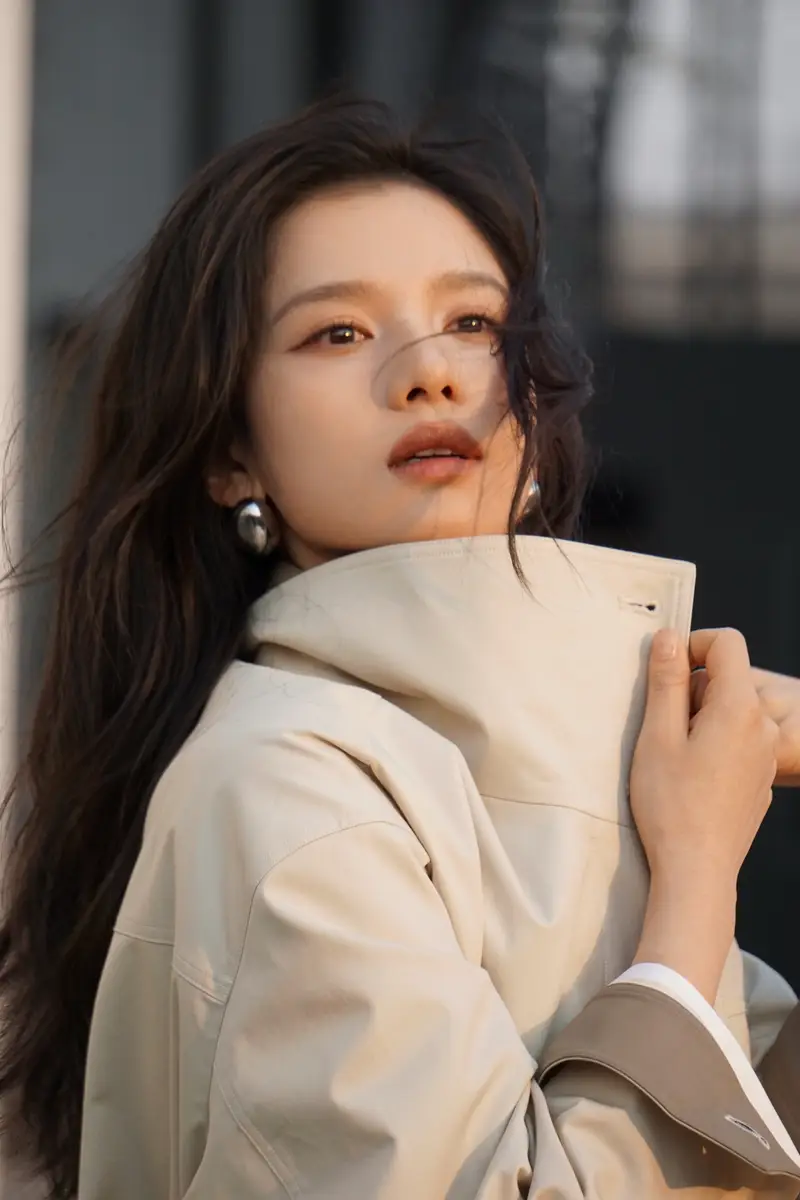 张婧仪化身职场丽人 莞尔一笑风姿绰约
