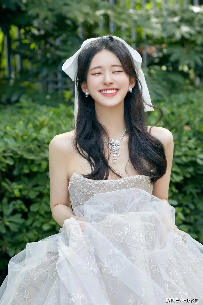 赵露思一袭白色抹胸婚纱礼服写真气质高贵优雅