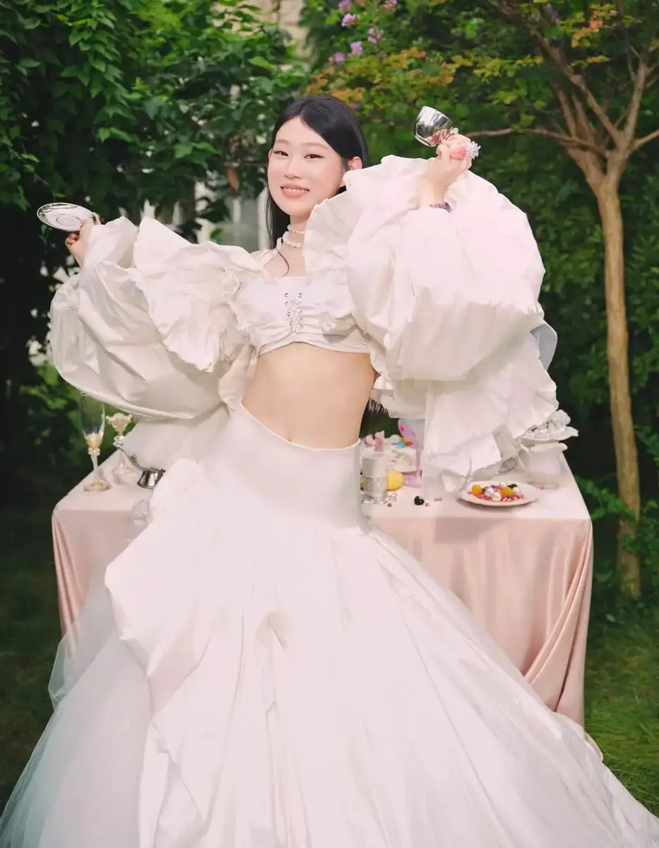 沈佳润花园华丽造型尽显甜美 随性穿搭展现多样魅力