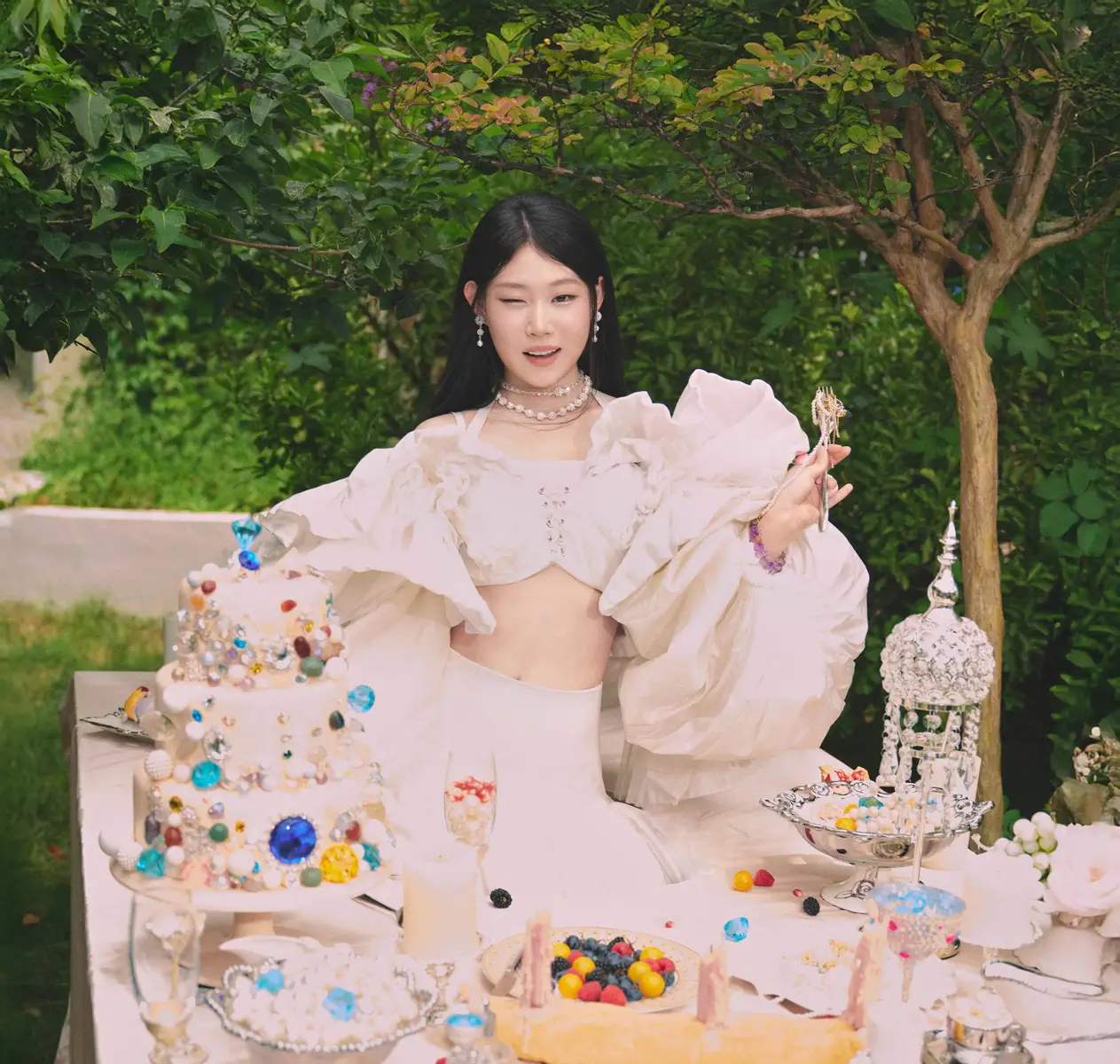 沈佳润花园华丽造型尽显甜美 随性穿搭展现多样魅力