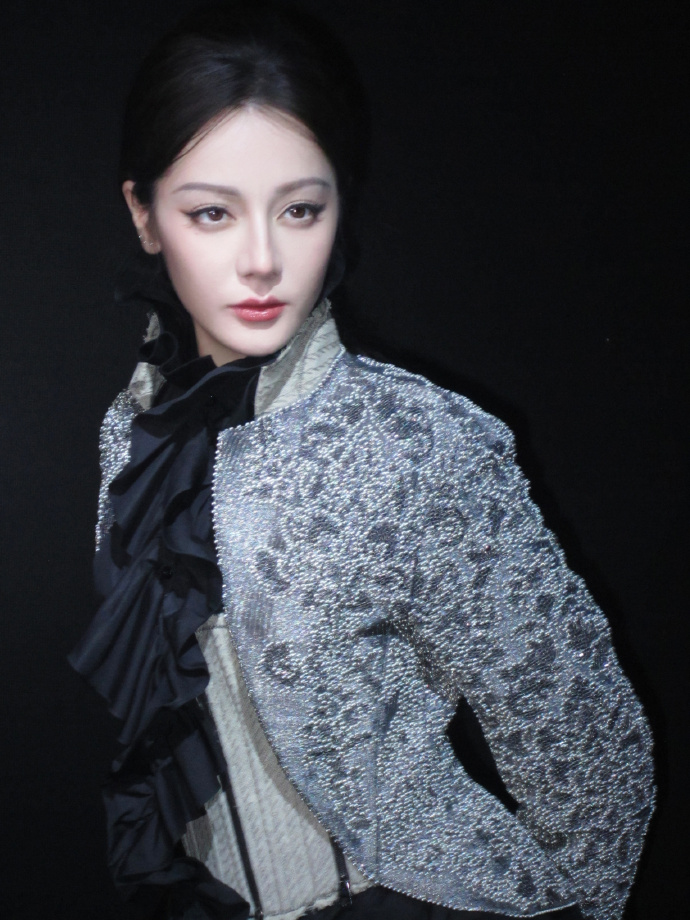 迪丽热巴复古名媛造型 尽显女王气质