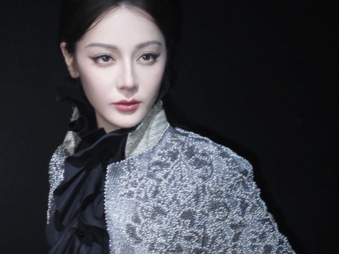 迪丽热巴复古名媛造型 尽显女王气质