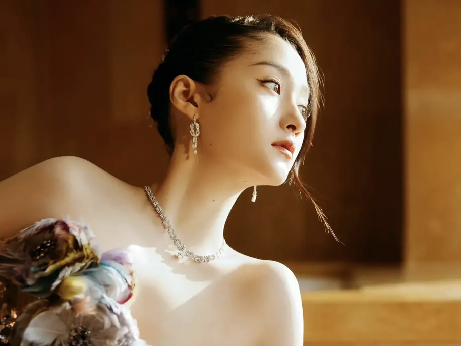 国民闺女关晓彤写真：出水芙蓉、翩若惊鸿