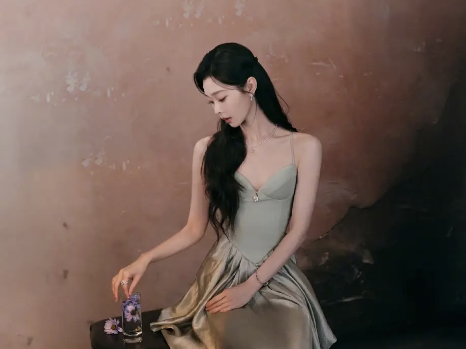 宋轶身穿吊带裙锁骨精致 看向镜头眼眸深邃