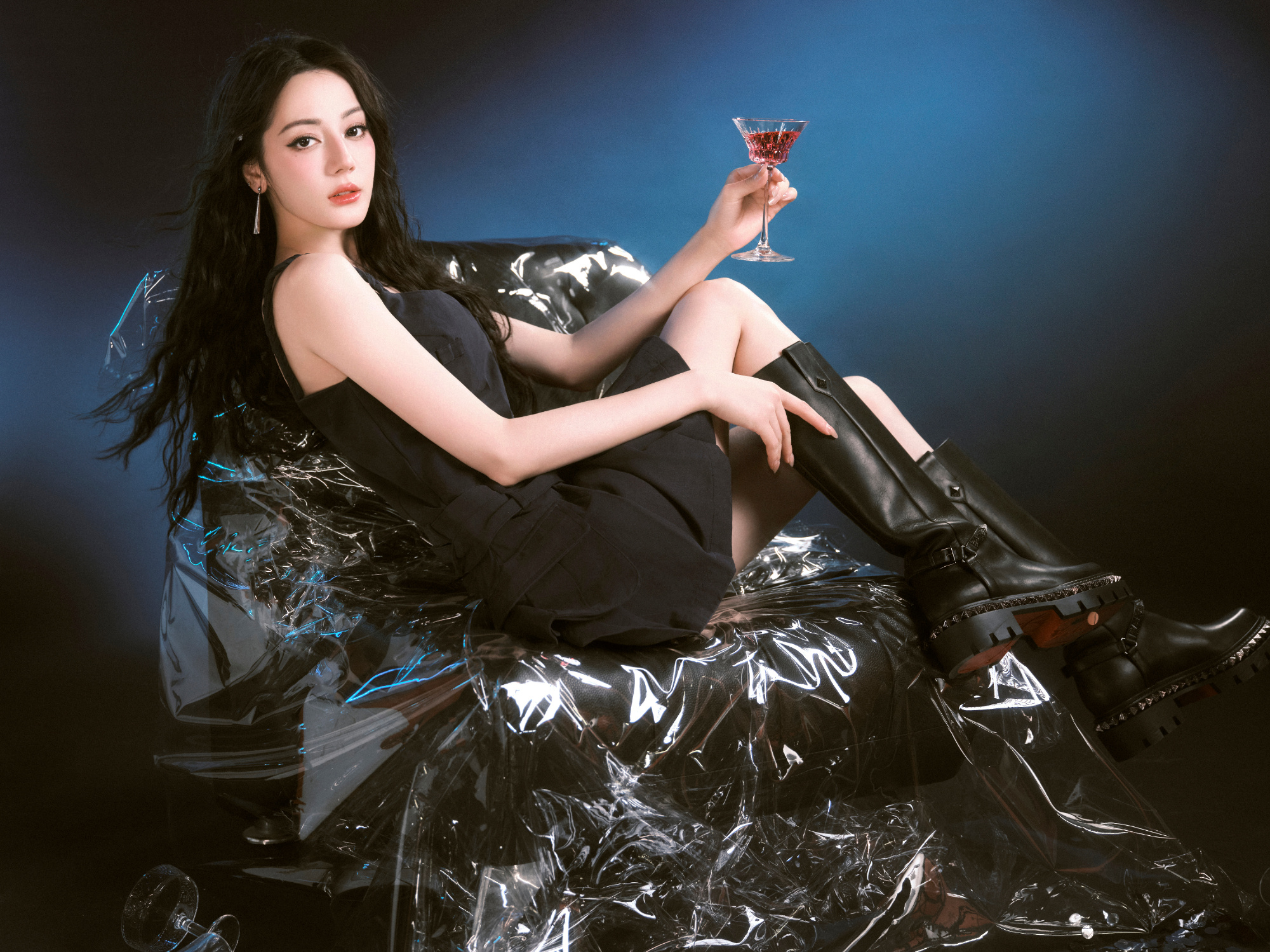 热巴穿小黑裙妆容精致 不惧镜头怼脸颜值高