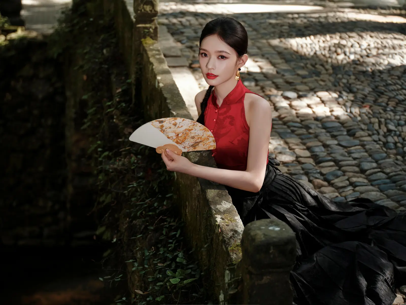 林允穿新中式旗袍尽显东方韵味