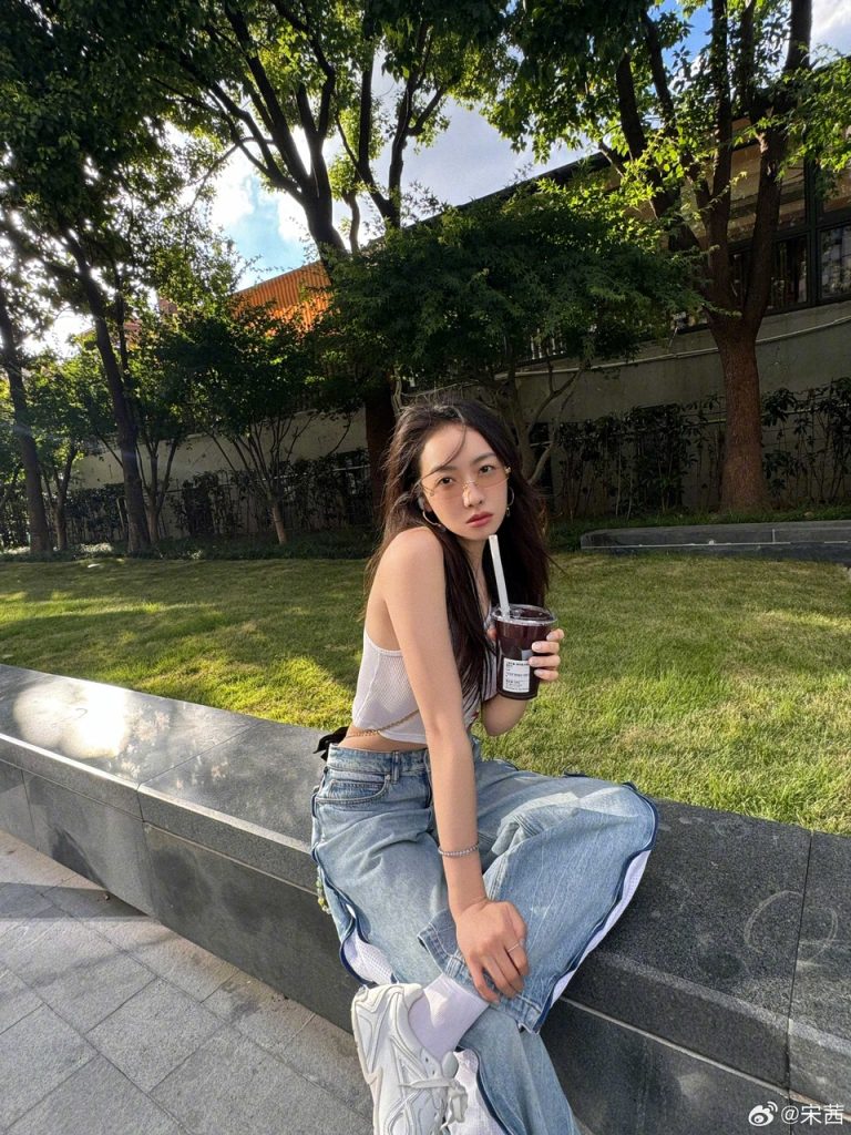 宋茜晒生活美照外出散步心情好！