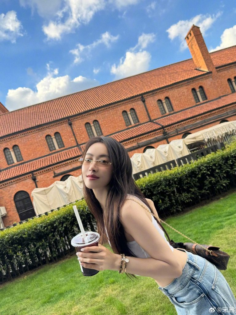 宋茜晒生活美照外出散步心情好！