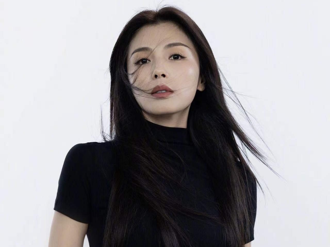 刘涛更新黑长直美照！戴墨镜皮手套又美又飒