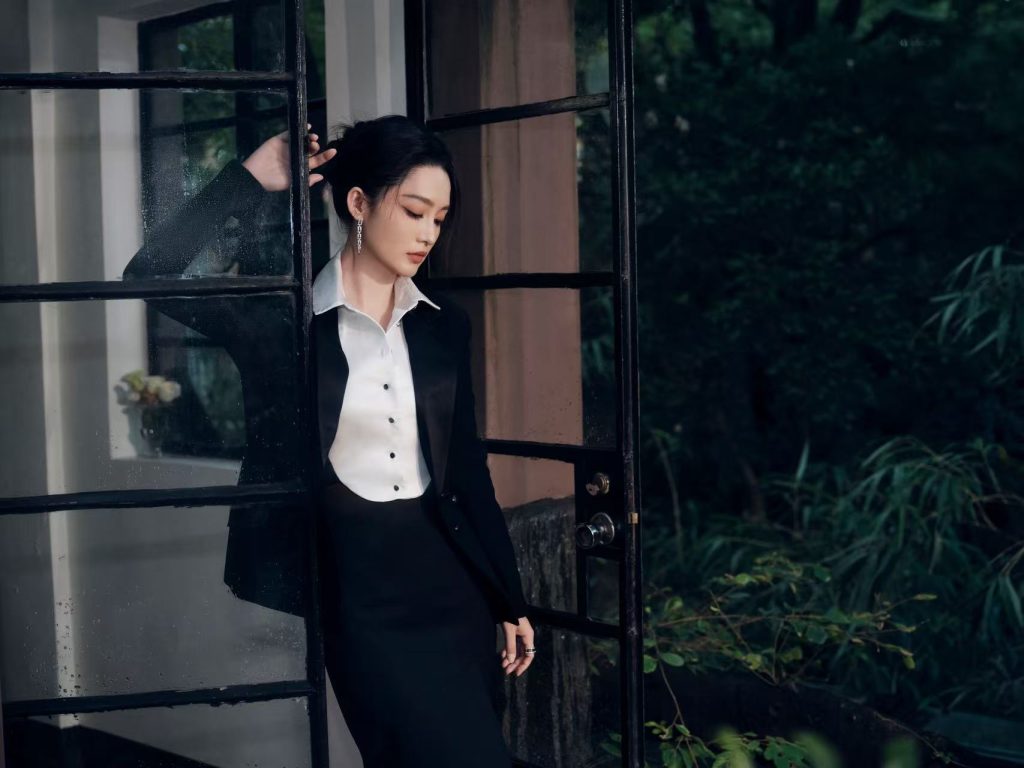 李沁穿拖地西服裙华丽又大气 眼神从容