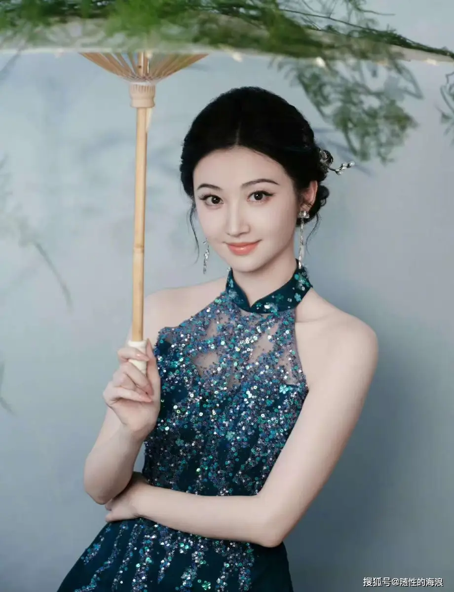 景甜身着青花旗袍，宛如人间富贵花