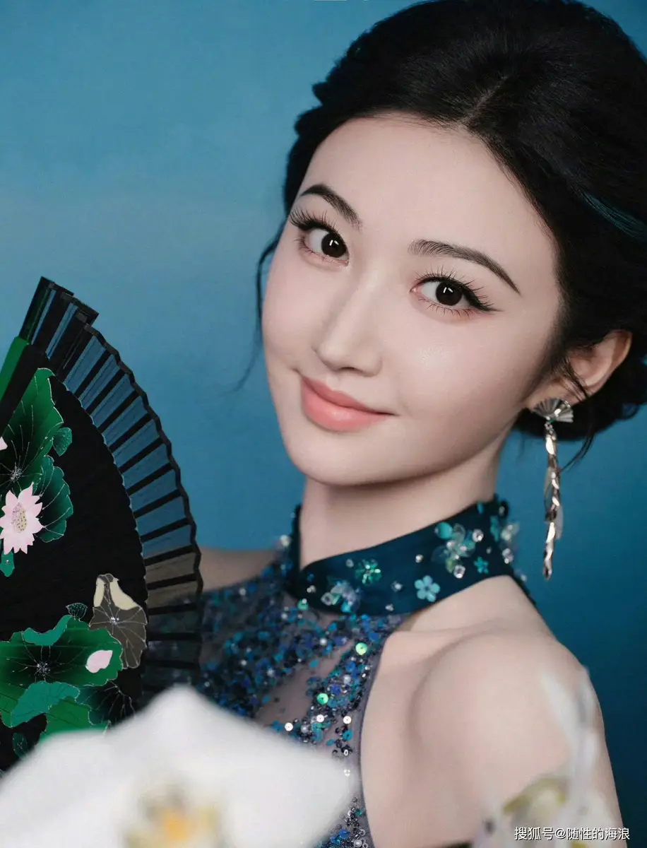 景甜身着青花旗袍，宛如人间富贵花
