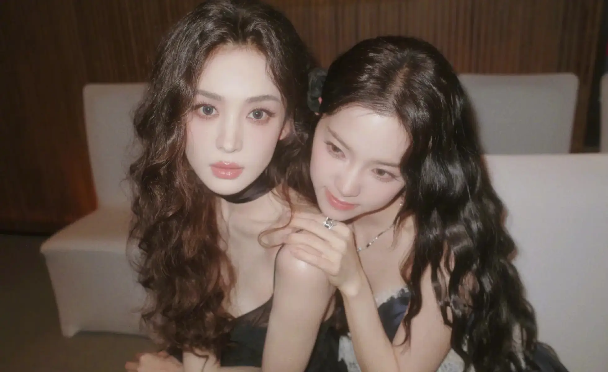 娜扎欧阳娜娜晒时隔10年合照 两人留同款羊毛卷发型