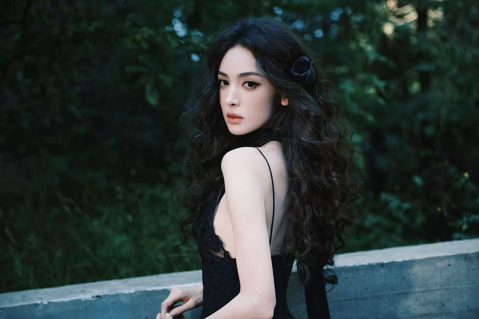 娜扎穿黑色吊带裙 回眸甜笑性感又撩人