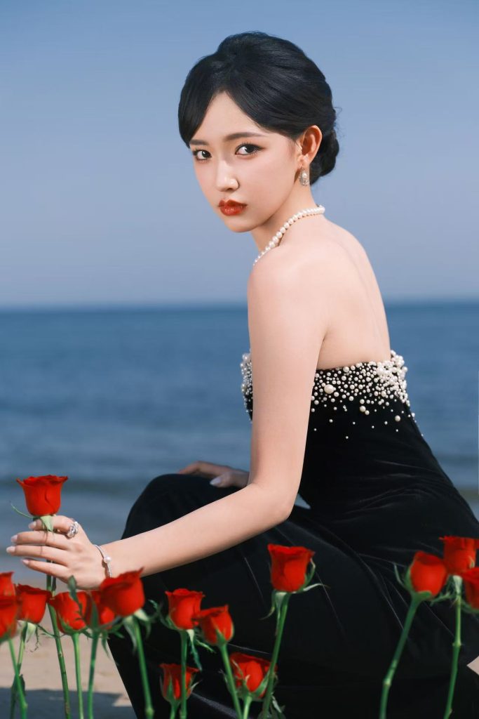 程潇穿抹胸裙 性感慵懒宛如盛开的黑色玫瑰